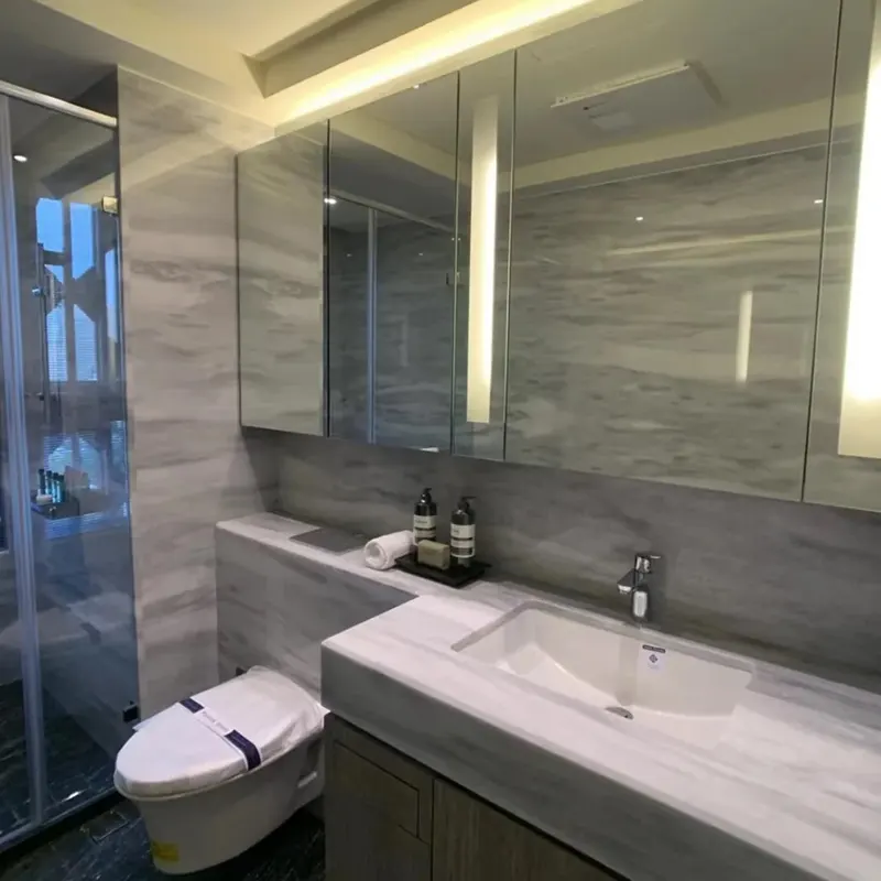 Ilahduttaako marmorilaatta kylpyhuoneen turhamaisuuteen minua joka aamu?